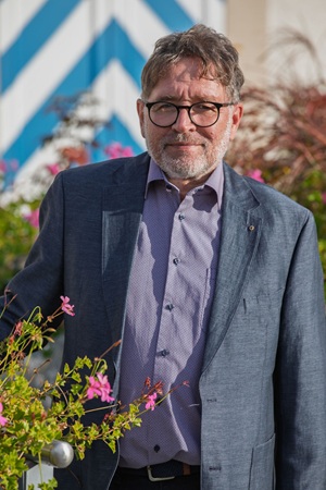 woman in black scoop neck shirt