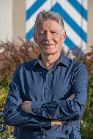 woman in black scoop neck shirt