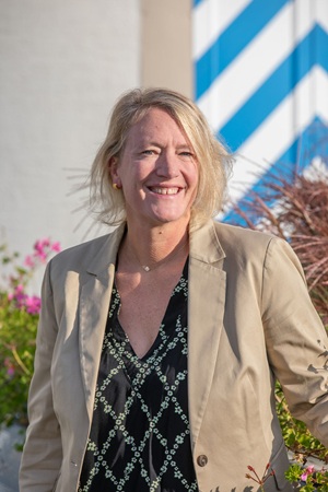 woman in black scoop neck shirt