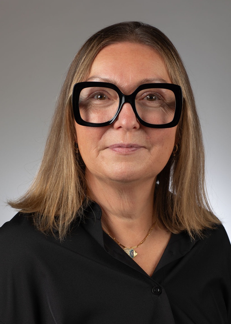 woman in black scoop neck shirt