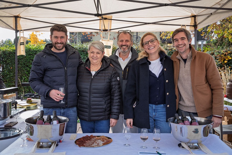 les 5 membres du comité de campagne devant la table de l'apéro du village